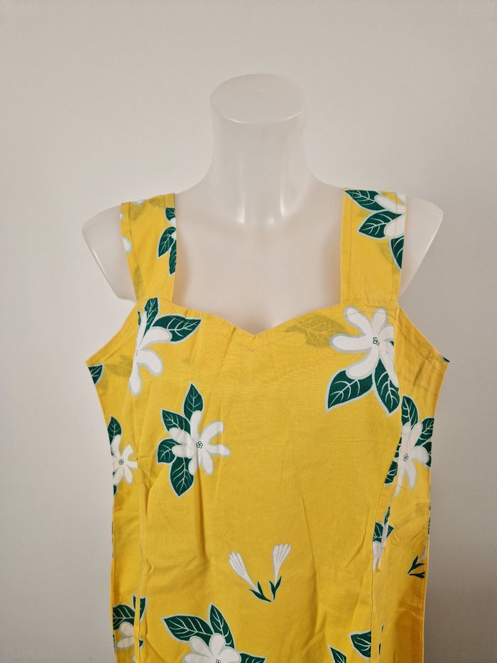 Robe polynésienne jaune à fleurs blanche et feuilles vertes - photo numéro 2