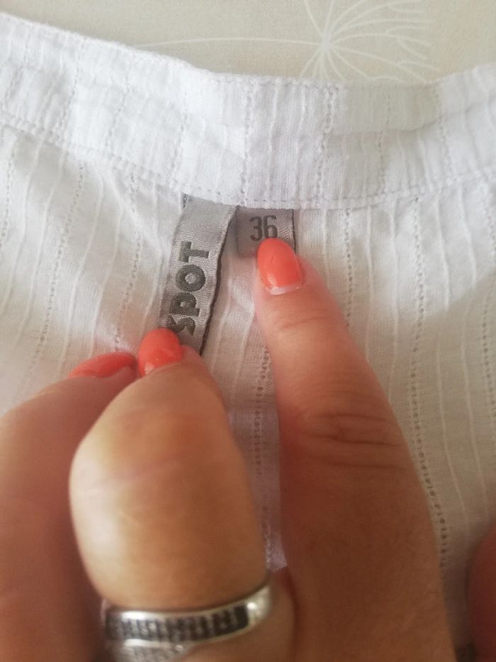 Haut blanc avec beabs sur décolleté taille 36 - photo numéro 2