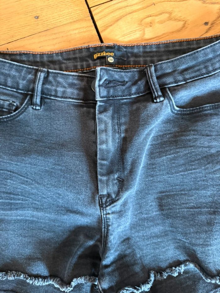 Short en jean noir en très bon état bizzbee taille 38 - photo numéro 3