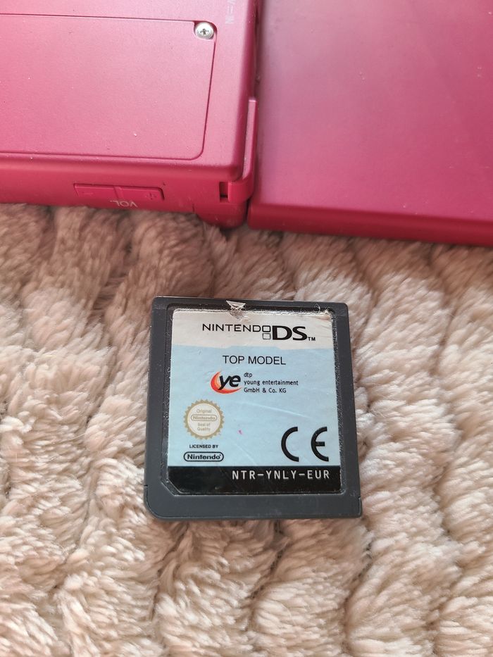 Vends Nintendo ds light rose fushia  avec un jeu et la carte r4 contenant plein de jeux , vendu sans chargeur - photo numéro 5