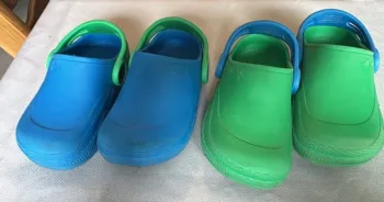 Lot de 2 paires de crocs/sabots enfants pointure 22 et 23