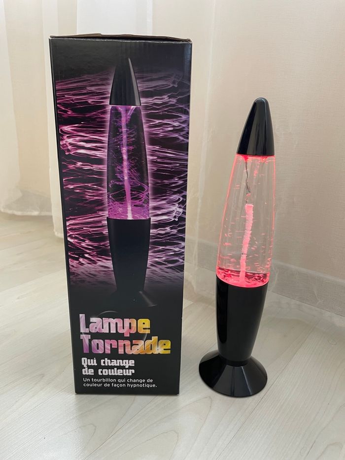 Lampe tornade qui change de couleur - photo numéro 4