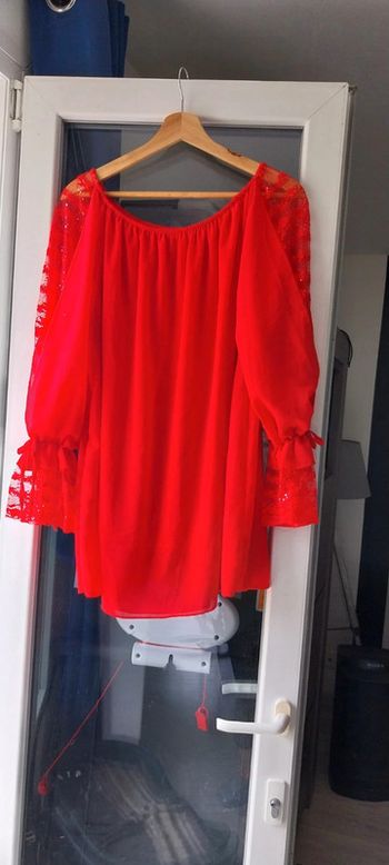 Blouse rouge doublée avec détails dentelle et sequins aux manches