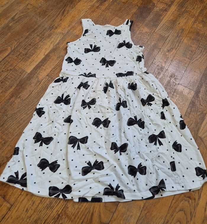 Robe fille blanche imprimé nœud noir h&m taille 10ans - photo numéro 3