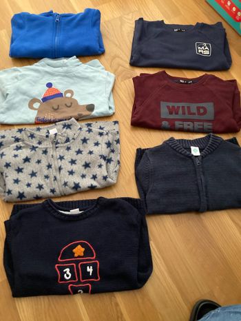 4 pulls et  3 gilets 3 ans