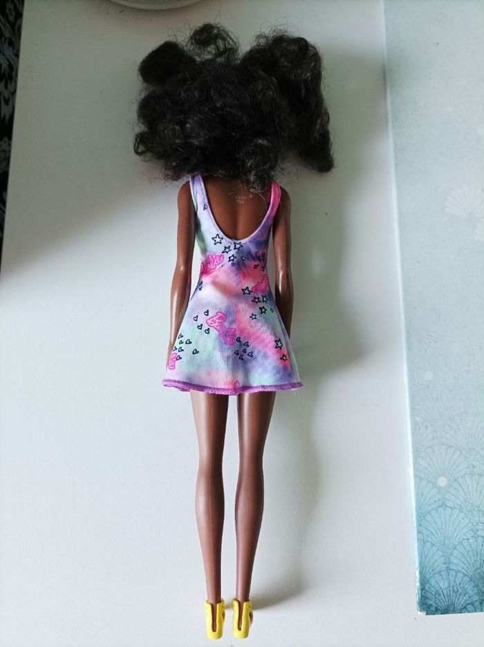 Jolie poupée Barbie - photo numéro 4