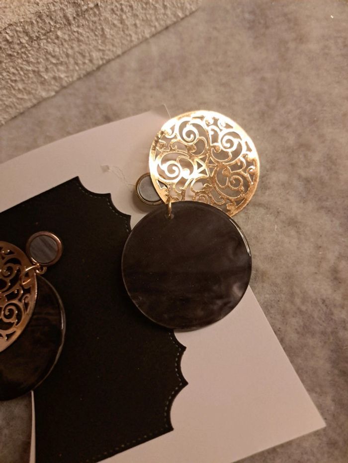 Boucles d'oreilles pendante ronde noir gris doré - photo numéro 4