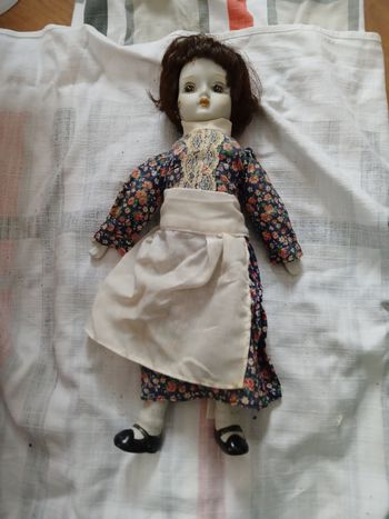 Poupée en porcelaine