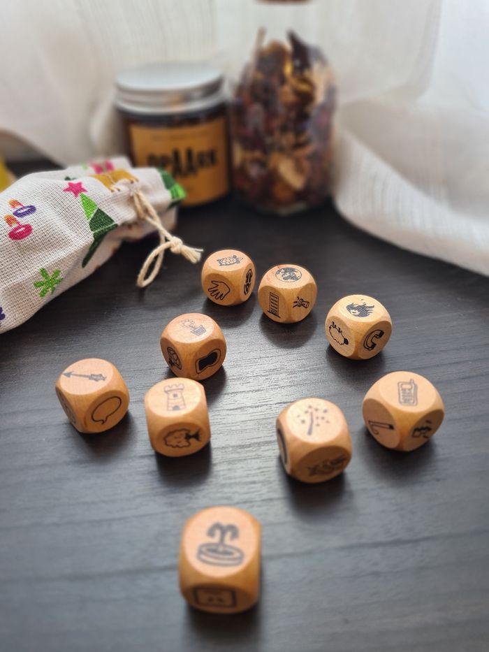 🎲 Set de 9 dés illustrés en bois + pochon + guide de jeu – L’imagination au bout des doigts ! - photo numéro 2