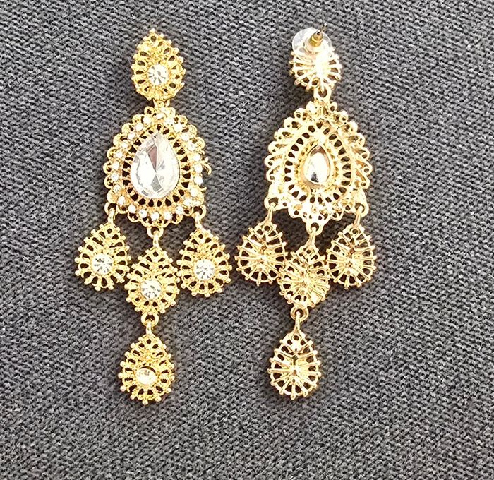 Boucles d’oreilles dorées style oriental – modèle chandelier, pierres claires étincelantes - photo numéro 4
