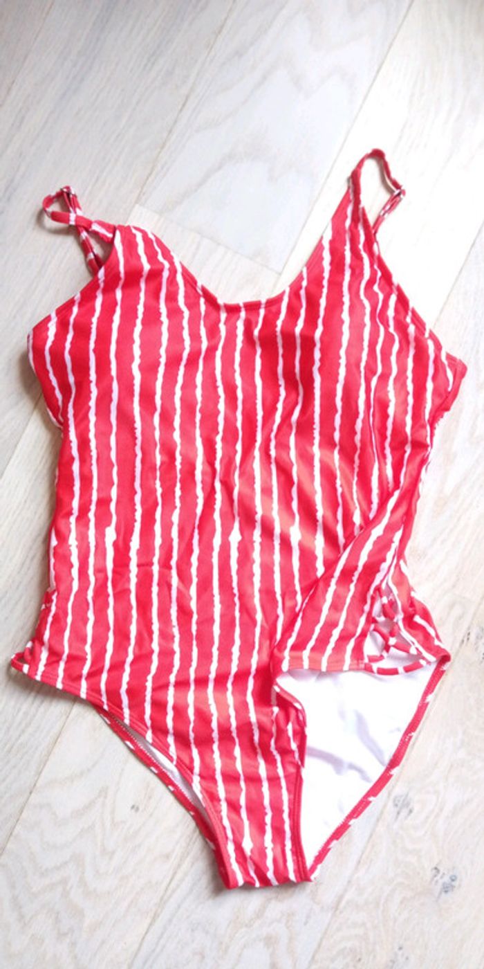 Maillot de bain rouge rayures blanches