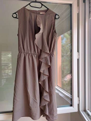 Robe grise à volants