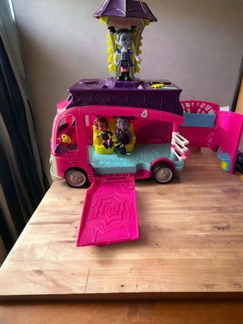 Coffret Sindy “Winter Sports” vintage des années 70, produit par Pedigree, destiné aux collectionneurs de poupées Sindy et de jouets rétro.  Contenu du coffret : 	•	Paire de skis 	•	Deux bâtons de ski 	•	Traîneau en bois 	•	Paire de lunettes de ski  L’ano