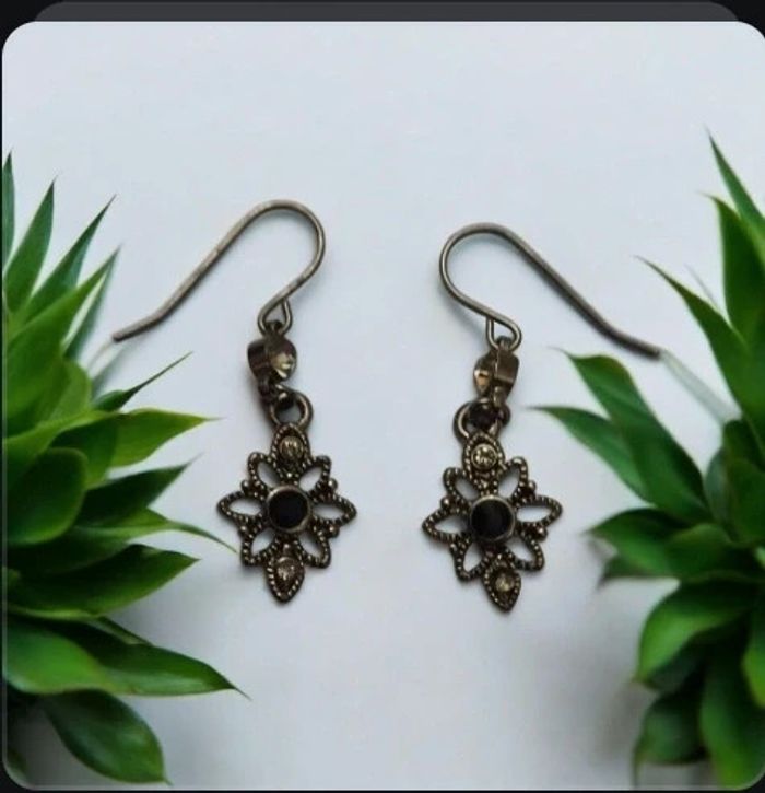 Boucles d'oreilles pendentif fleur noir En très bon état - photo numéro 3
