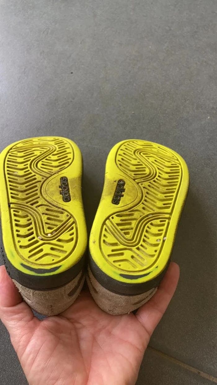 Basket Adidas à scratch taille 22 - photo numéro 3