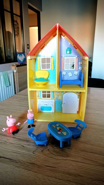 Maison Peppa pig + figurines Georges et Peppa