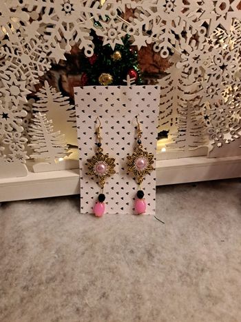 Boucles d'oreilles pendante noir rose et doré