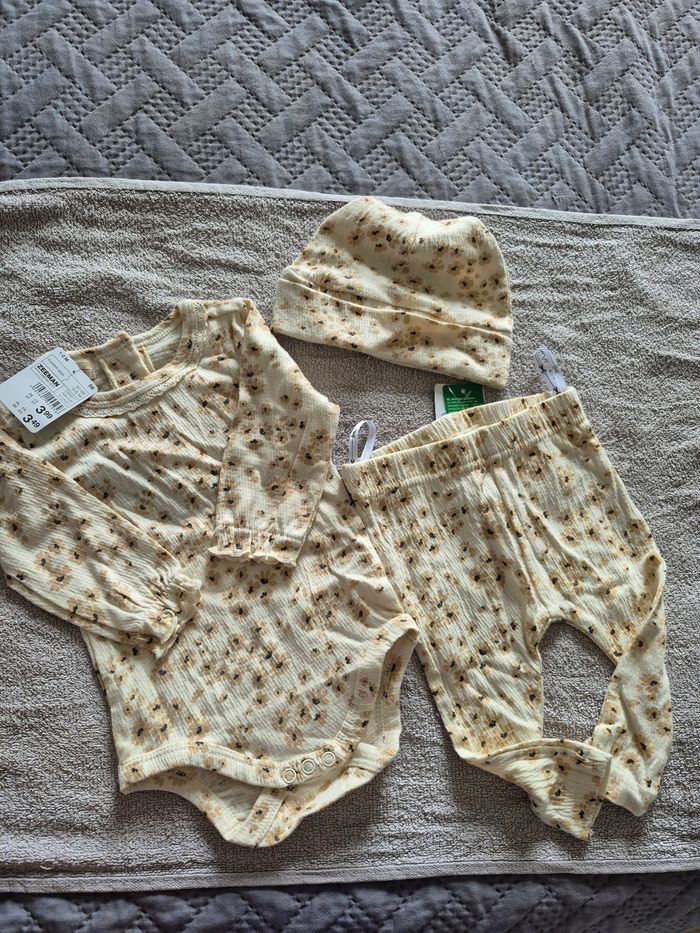 Ensemble body et legging et bonnet Zeeman taille 3 mois