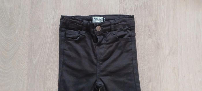 Pantalon noir garçon, skinny, taille 3 ans, marque Kiabi, en très bon état. - photo numéro 3