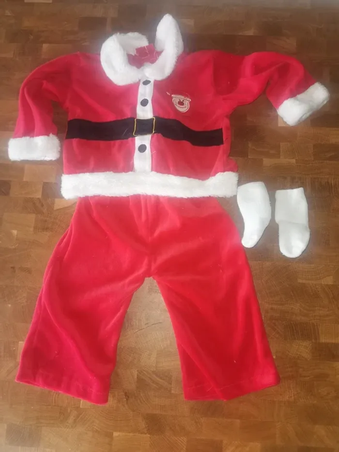 Tenu père Noël bébé.