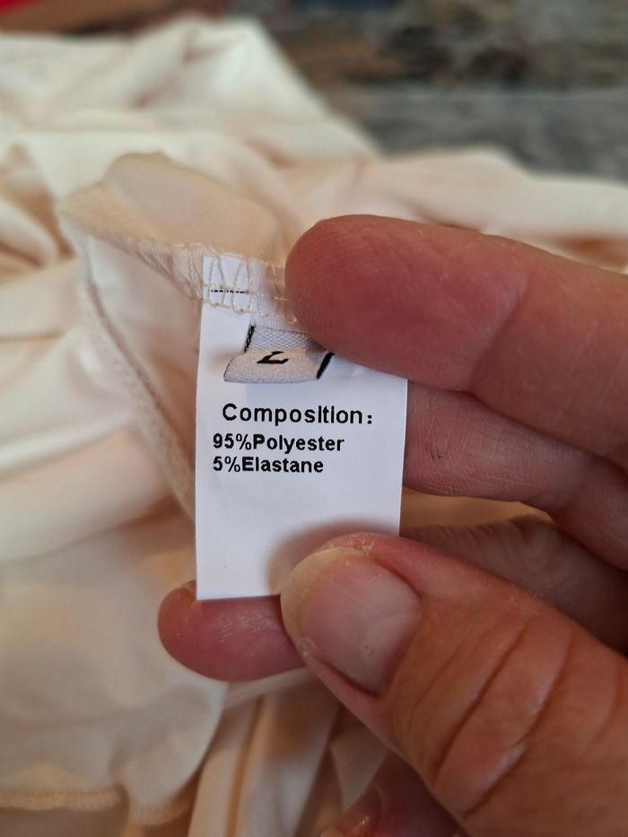 Jupe  longue  + haut creme femme taille 40 neuve 
Aisselle a aisselle 36 cm 
Longueur de la jupe 1 m 10 
95 % polyester 
5% elastane
Prix 8 euro - photo numéro 4