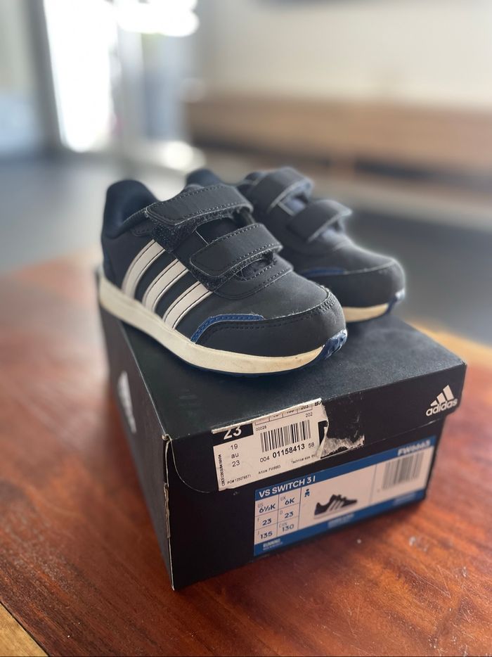 Basket adidas bleu marine taille 23