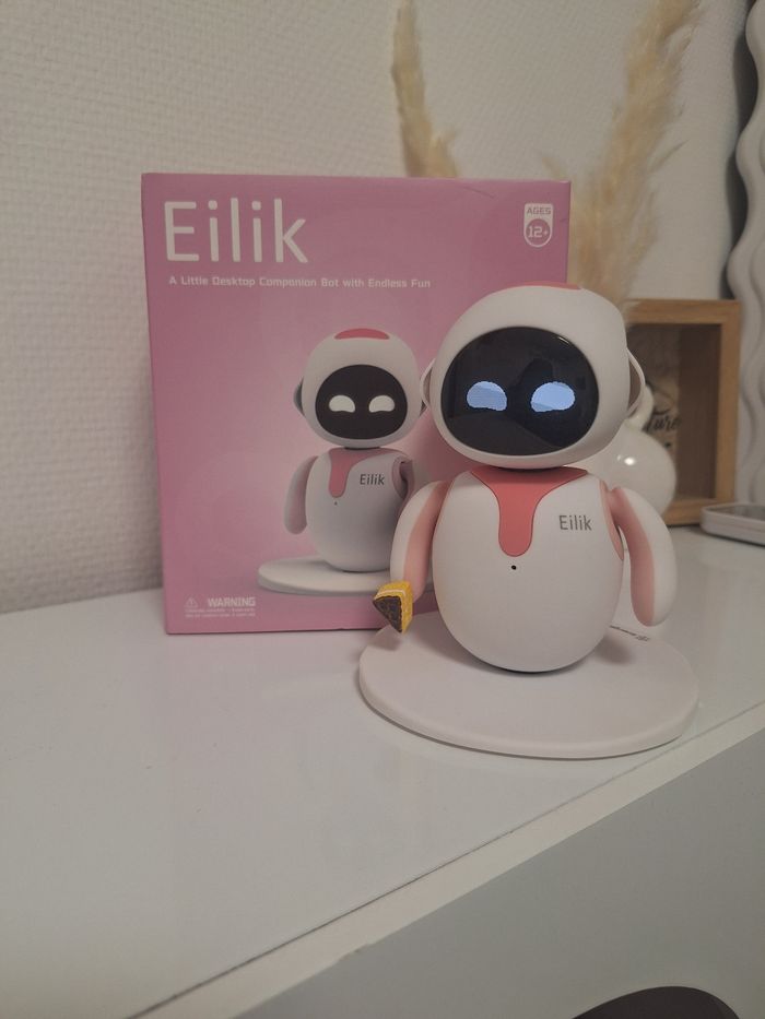 Mini robot de compagnie Eilik energize lab