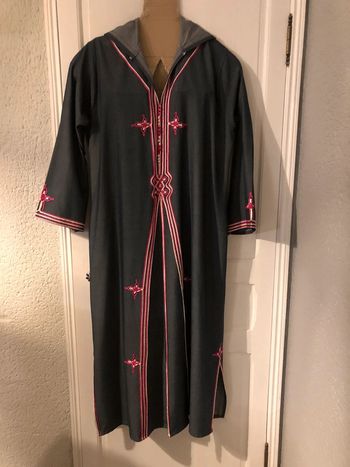 AN2- Robe d’intérieur/djellaba grise et broderies T 2 (44-46) NEUVE
