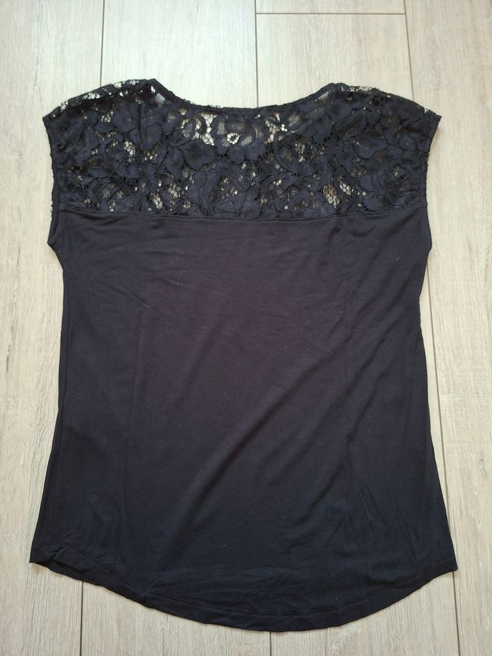 Tee-shirt  avec dentelle noire - photo numéro 4