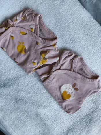 Lot bodies croisés  1 mois