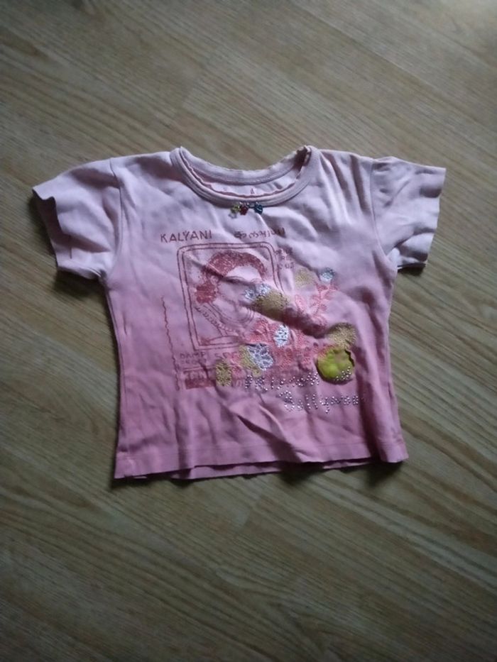 T shirt rose. 
Filles. Taille 4 ans