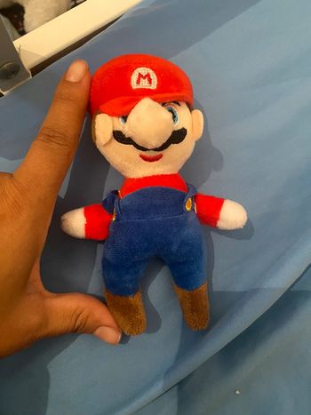 Petite peluche Mario dans les 12 cm