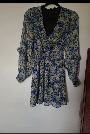 robe-courte-stradivarius-taille-s-motif-fleurs-doublure