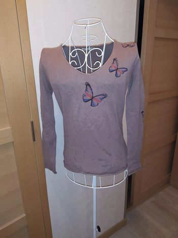 Pull col V marron à papillons