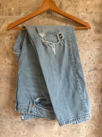 Jean troué aux genoux Zara