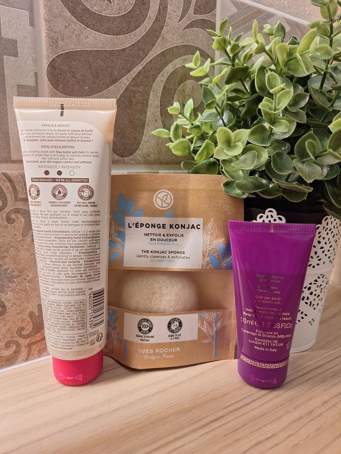 Lot Éponge konjac, gommage corps Yves Rocher et gel douche Versace - photo numéro 2