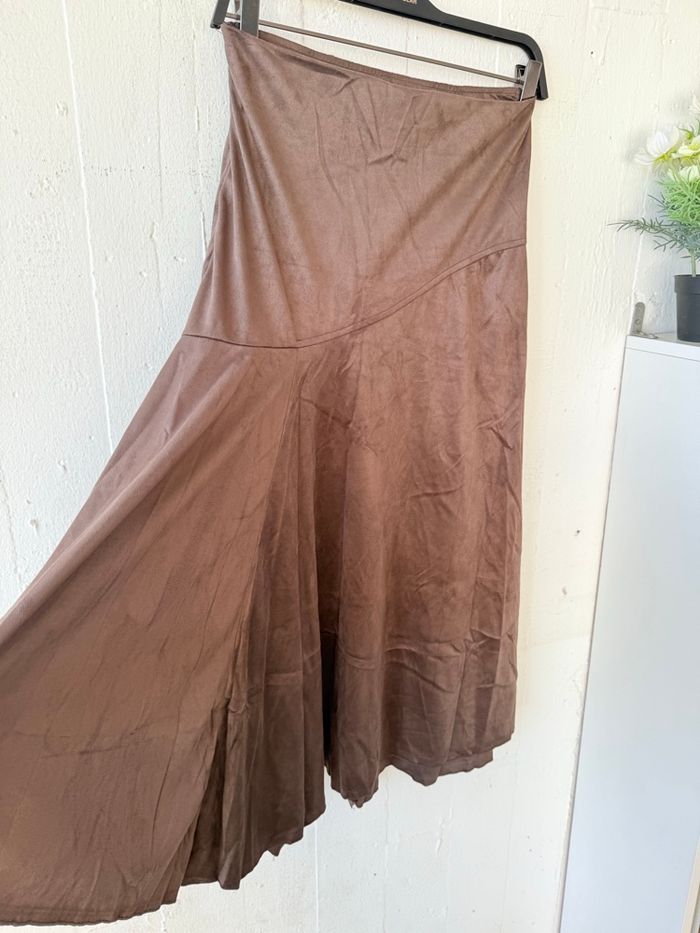 Jupe toucher peau de pêche velours marron  Légère asymétrie - photo numéro 6