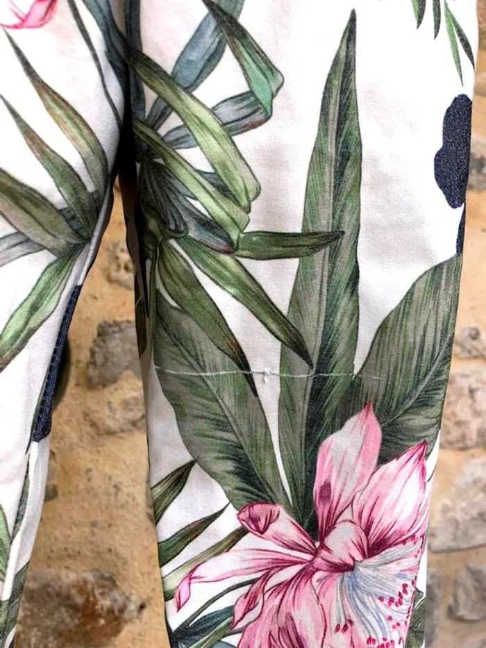 Stradivarius - Pantalon ajusté style smoking épuré blanc floral tropical vert rose - photo numéro 5