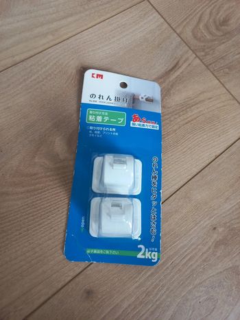 Support autocollant pour barre ou tringle à rideau