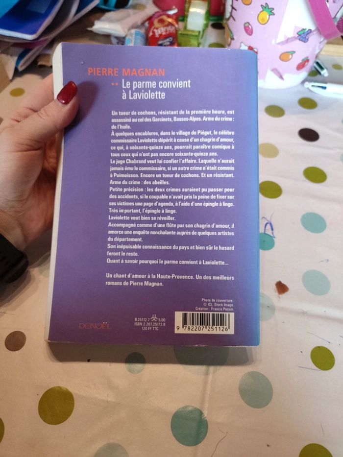 Le parme convient à la violette de Pierre Magnan - photo numéro 2