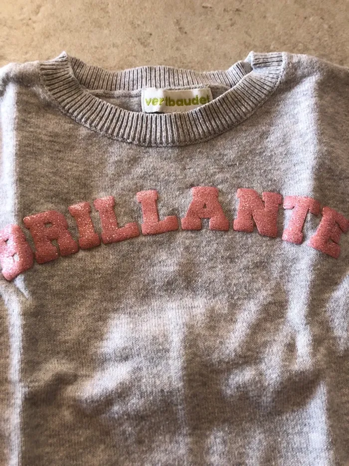 Pull gris avec inscription à paillettes - photo numéro 2