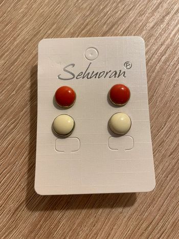 Lot de boucles d’oreilles.