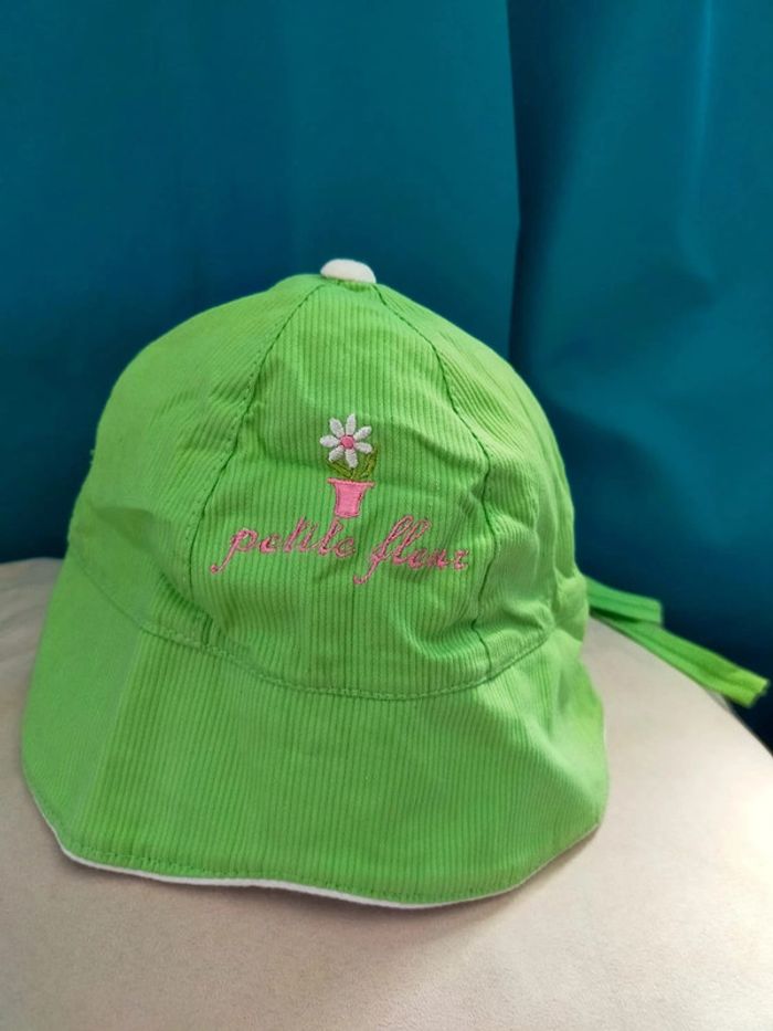 Casquette verte Petite fleur – Taille 49 cm – 100% coton
