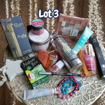 Lot de cosmétiques réservé 