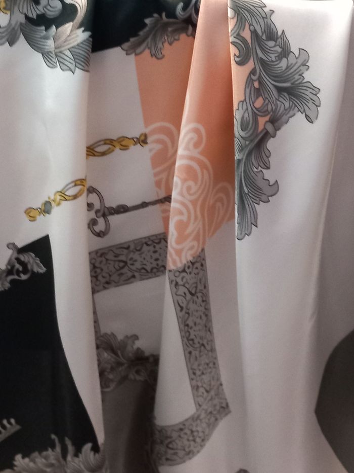 Grand foulard en tissu satin imprimé - photo numéro 5