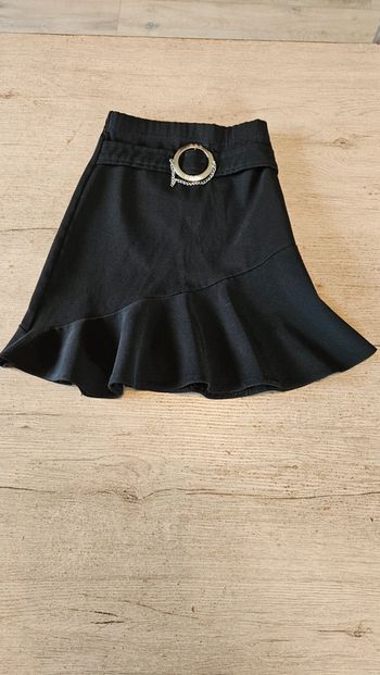 Jupe courte noire avec un volant, excellent état, 6/8 ans, Made In Italy