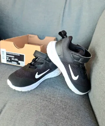 7C / 23.5 Baskets Nike Revolution 6