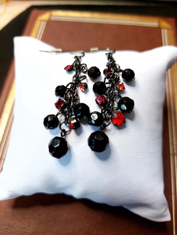 Magnifique paire de boucles d'oreilles pendantes perles couleur rouge et noir - photo numéro 2