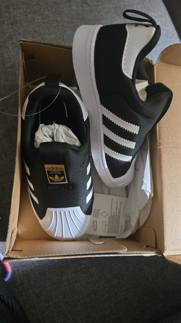 Basket adidas neuf taille 26 - photo numéro 2