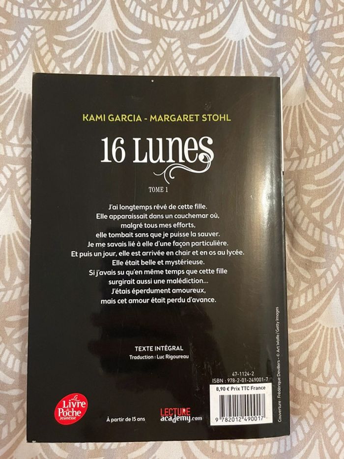 Livre 16 lunes tome 1 - photo numéro 2